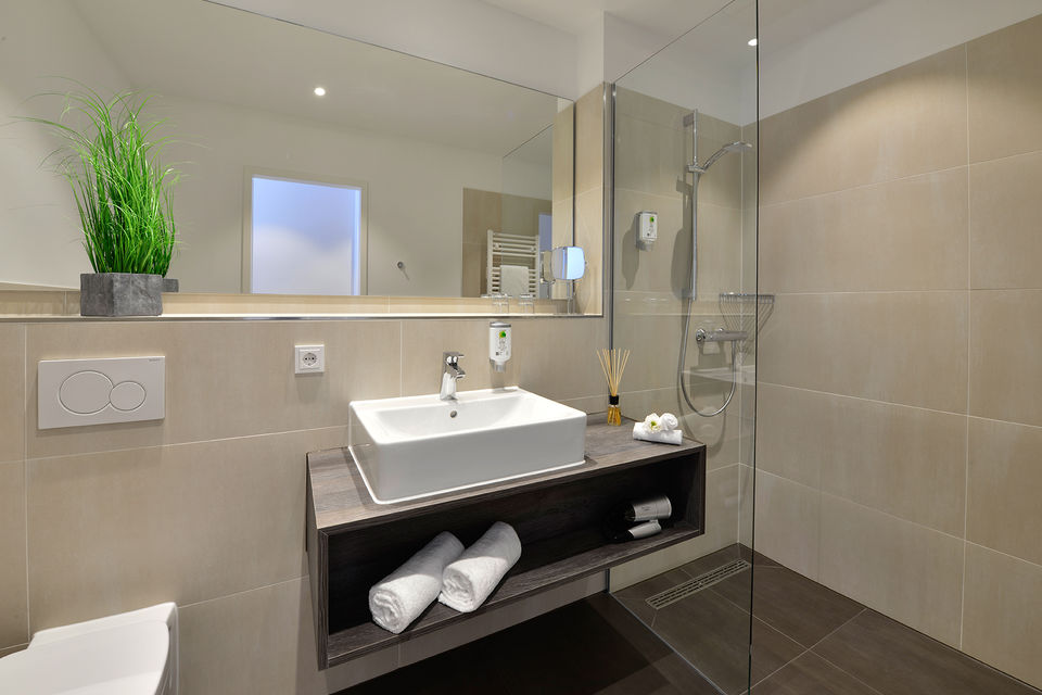Serviced apartment, bathroom 1 with walk-in shower in Hamburg Groß Borstel