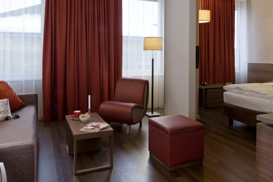 Serviced apartment, bedroom 1 with burgundy curtains in Berlin Charlottenburg