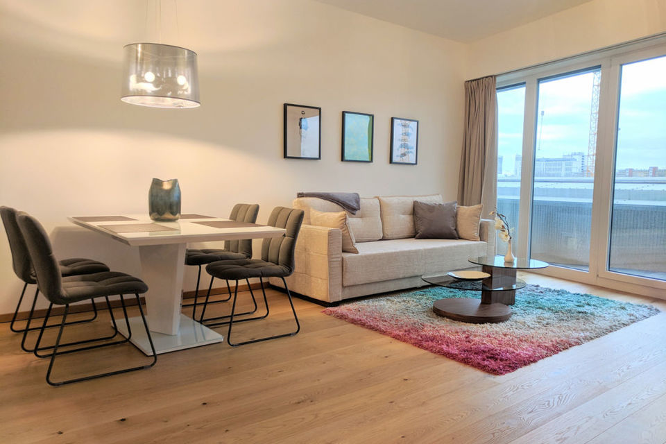 Möblierte Wohnung, Wohnzimmer mit Panoramafenstern in Berlin Mitte