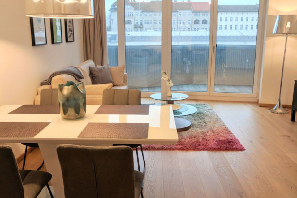 Möblierte Wohnung, Esszimmer mit Panoramafenstern in Berlin Mitte