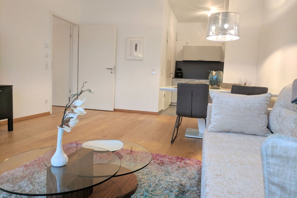 Möblierte Wohnung, Wohnzimmer mit Glastisch in Berlin Mitte