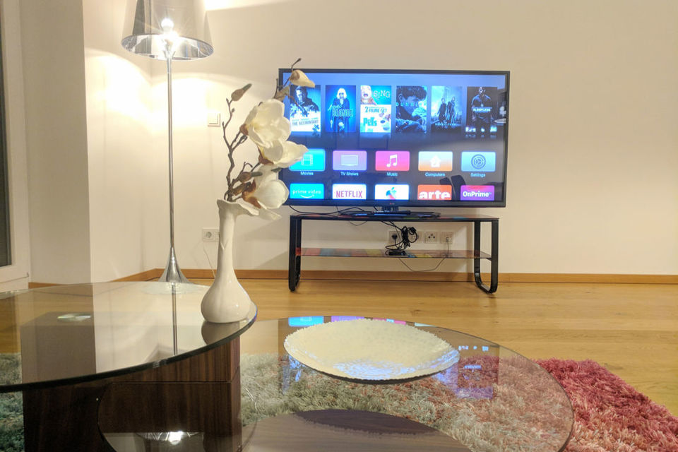 Möblierte Wohnung, Wohnzimmer mit Smart-TV in Berlin Mitte