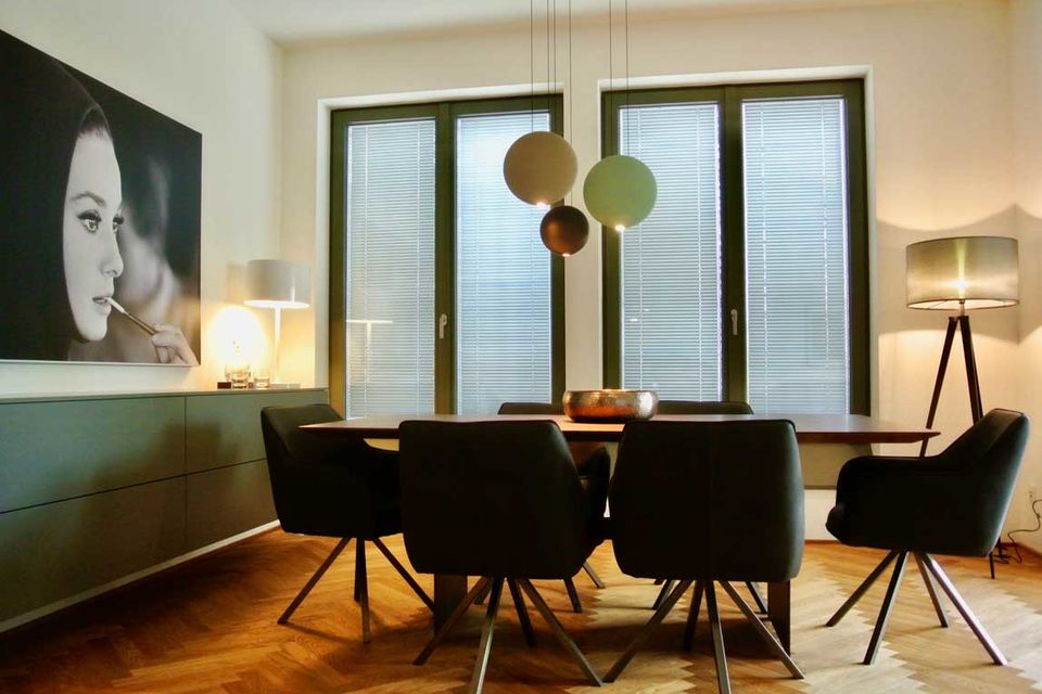 Möblierte Wohnung, Esszimmer mit Designer-Pendelleuchten in Berlin Prenzlauer Berg