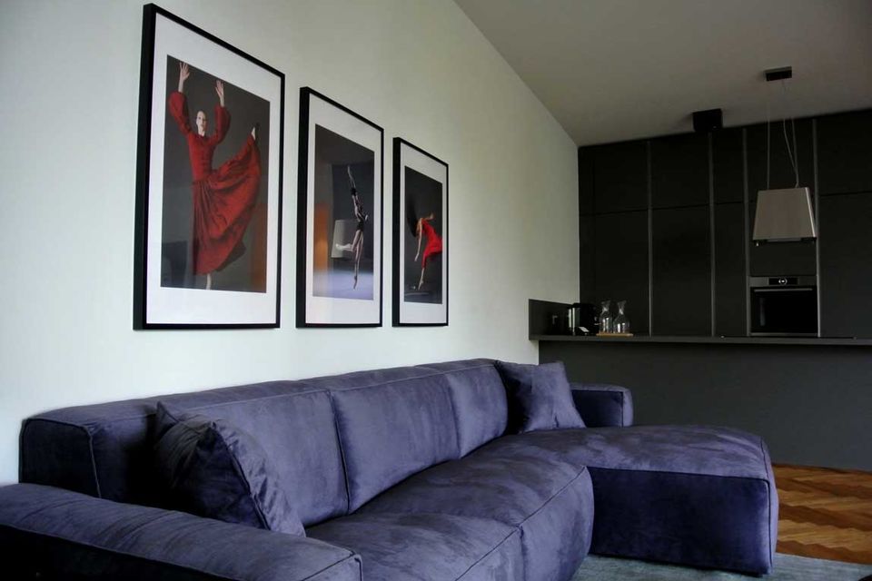 Möblierte Wohnung, Wohnzimmer mit Ecksofa in Berlin Prenzlauer Berg
