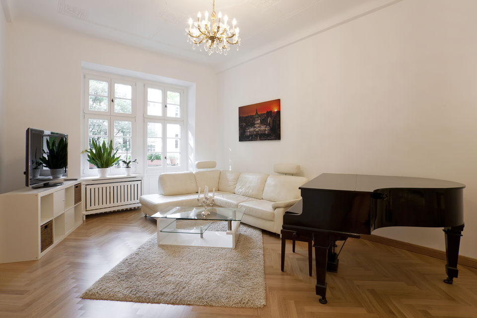 Möblierte Wohnung, Wohnzimmer mit Flügel in Berlin Mitte