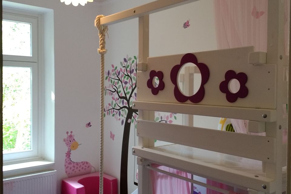 Furnished apartment, bedroom 2 with loft bed and floral decor in Hamburg Sternschanze
