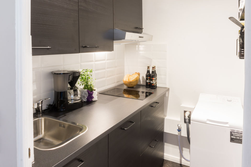 Möblierte Wohnung, Küche mit modernem Kochinsel-Design in Berlin Mitte