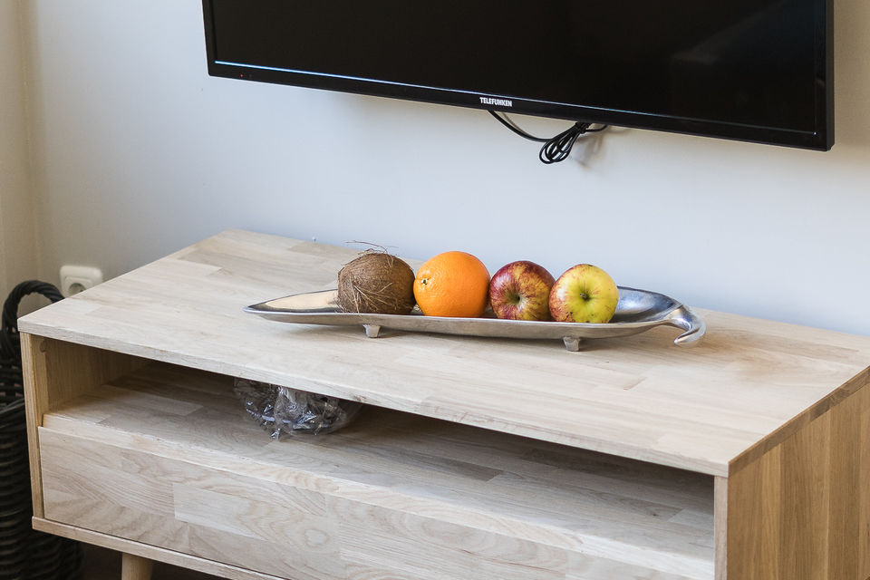 Möblierte Wohnung, Wohnzimmer mit Wandmontage-TV in Berlin Mitte