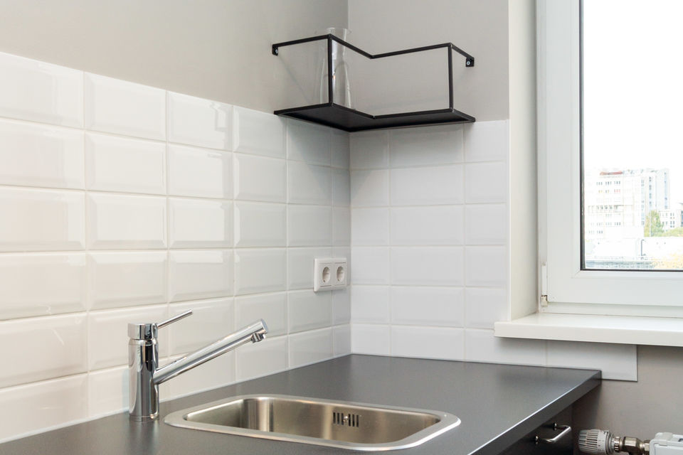 Furnished apartment, kitchen with white tile backsplash in Berlin Schöneberg