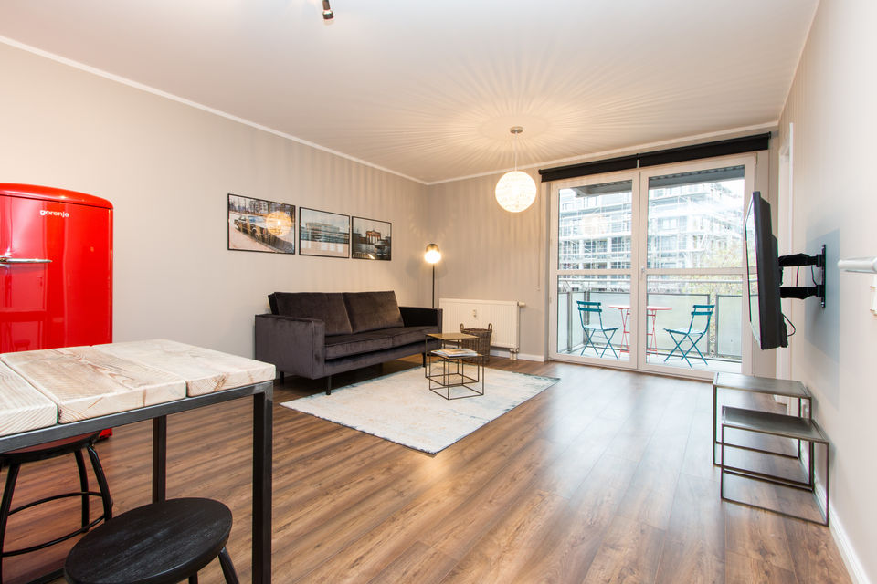 Möblierte Wohnung, Wohnzimmer mit Balkonzugang in Berlin Mitte