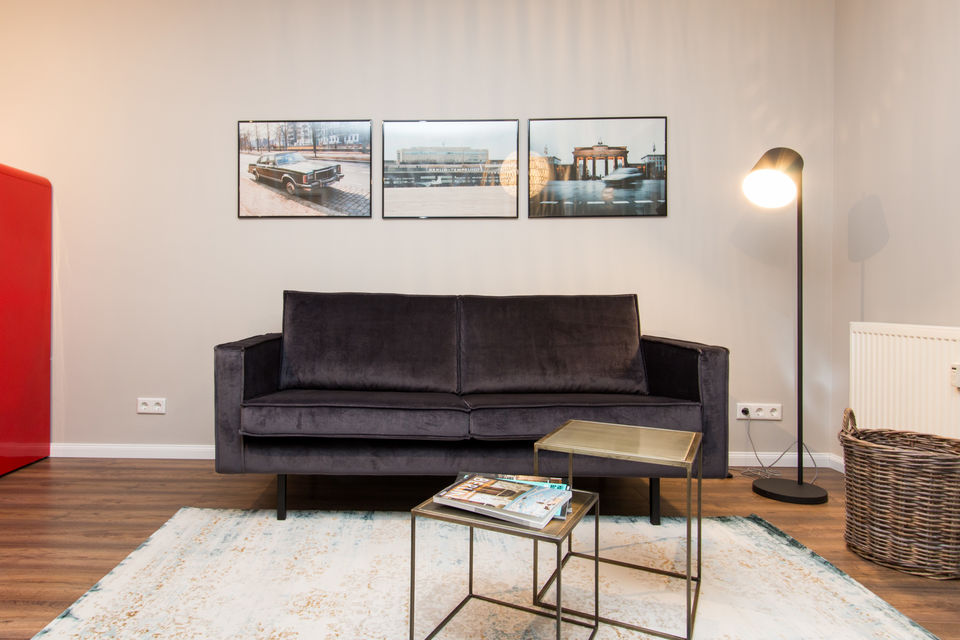 Möblierte Wohnung, Wohnzimmer mit Samtsofa in Berlin Mitte