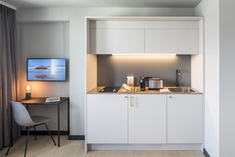 Serviced apartment, kitchen with integrated lighting in Frankfurt Nordend-West