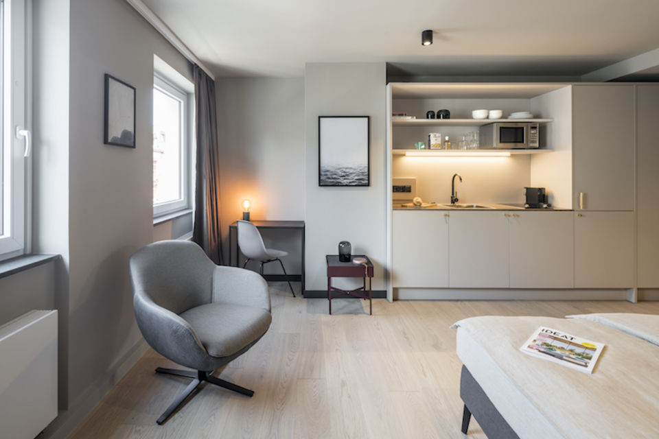 Serviced apartment, living room with open kitchen in Frankfurt Nordend-West