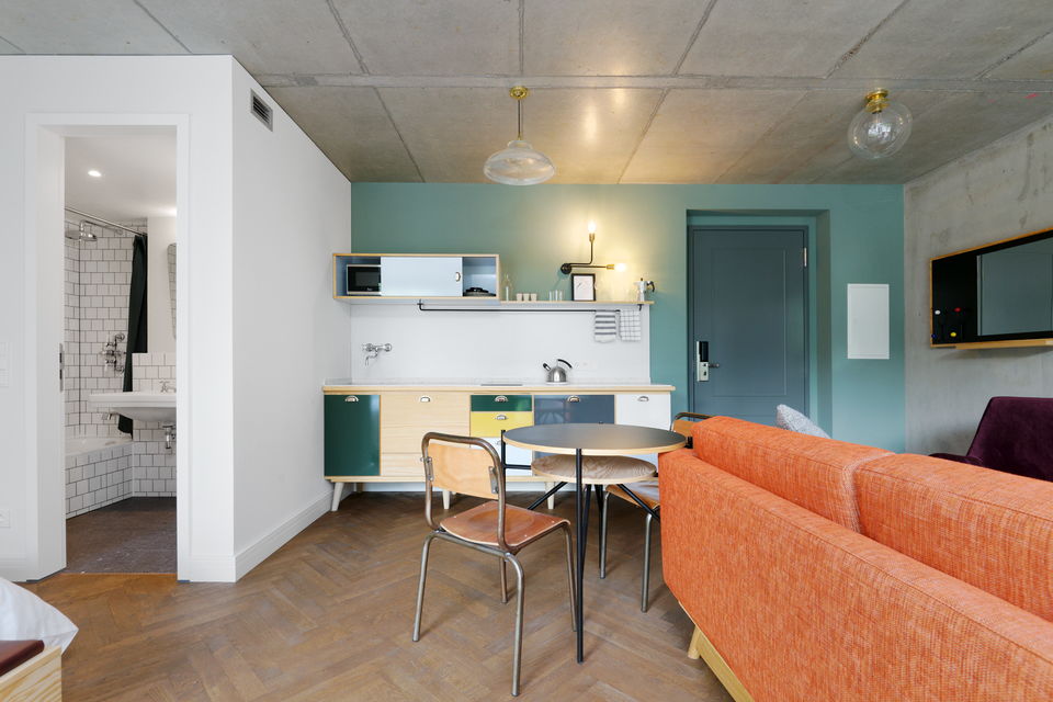 Serviced apartment, living room with open kitchen in Berlin Mitte