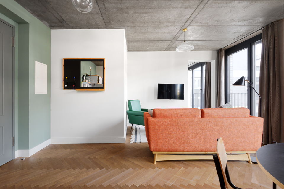 Serviced apartment, living room with concrete ceiling in Berlin Mitte