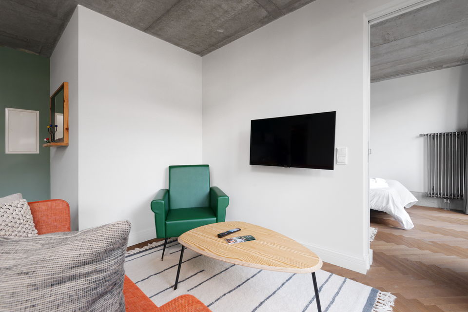 Serviced apartment, living room with wall-mounted TV in Berlin Mitte