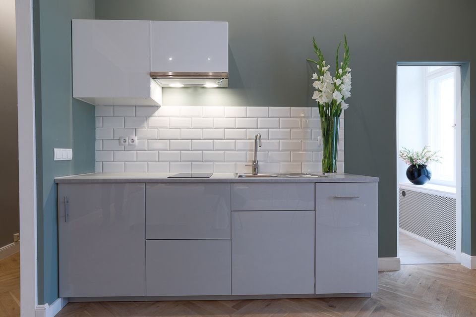 Furnished apartment, kitchen with subway tile backsplash in Berlin Prenzlauer Berg