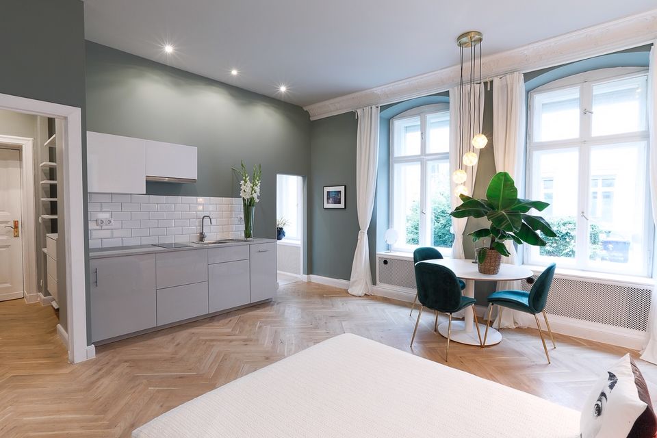Furnished apartment, kitchen with subway tile backsplash in Berlin Prenzlauer Berg