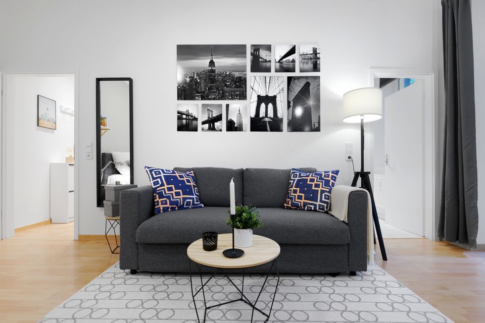 Möblierte Wohnung, Wohnzimmer mit Schwarzweiß-Fotografie in Berlin Prenzlauer Berg