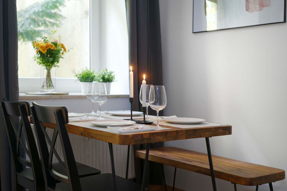 Möblierte Wohnung, Esszimmer mit Holztisch und Fensterblick in Berlin Prenzlauer Berg