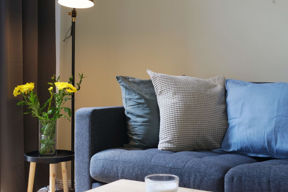 Möblierte Wohnung, Wohnzimmer mit blauem Sofa in Berlin Prenzlauer Berg