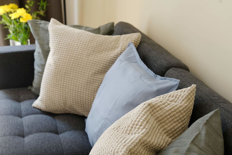 Möblierte Wohnung, Wohnzimmer mit Kissen und Polstersofa in Berlin Prenzlauer Berg