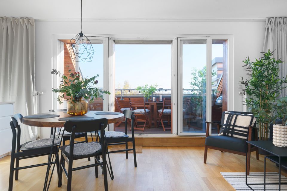 Möblierte Wohnung, Esszimmer mit Balkonzugang in Berlin Prenzlauer Berg