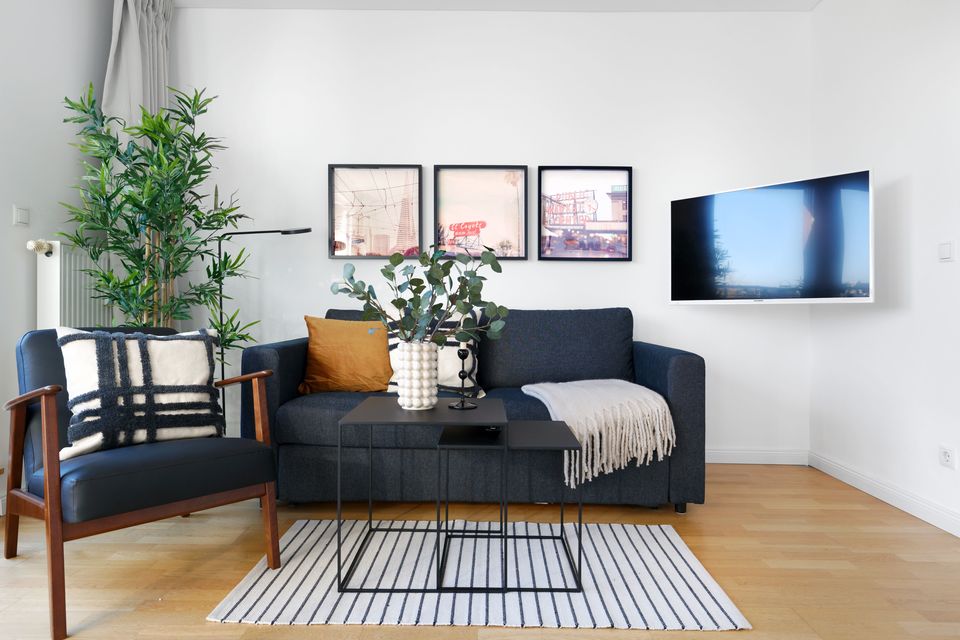 Möblierte Wohnung, Wohnzimmer mit Wandbildern in Berlin Prenzlauer Berg