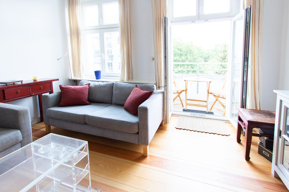 Möblierte Wohnung, Wohnzimmer mit Balkonzugang in Berlin Friedrichshain