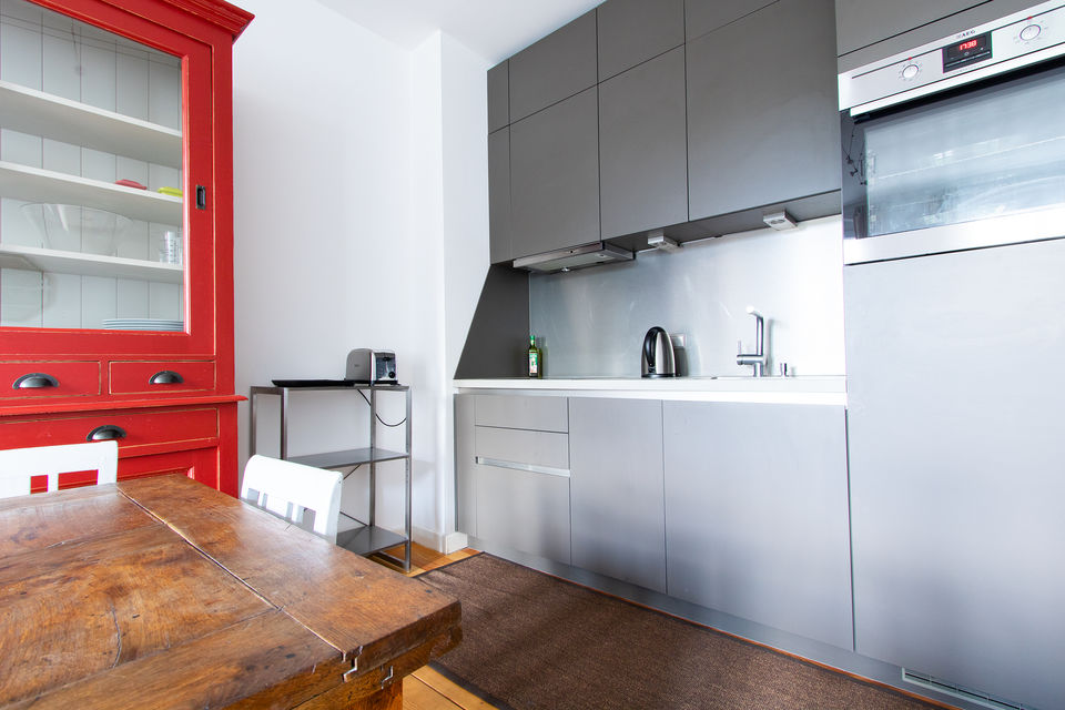 Möblierte Wohnung, Küche mit rotem Vintage-Schrank in Berlin Friedrichshain