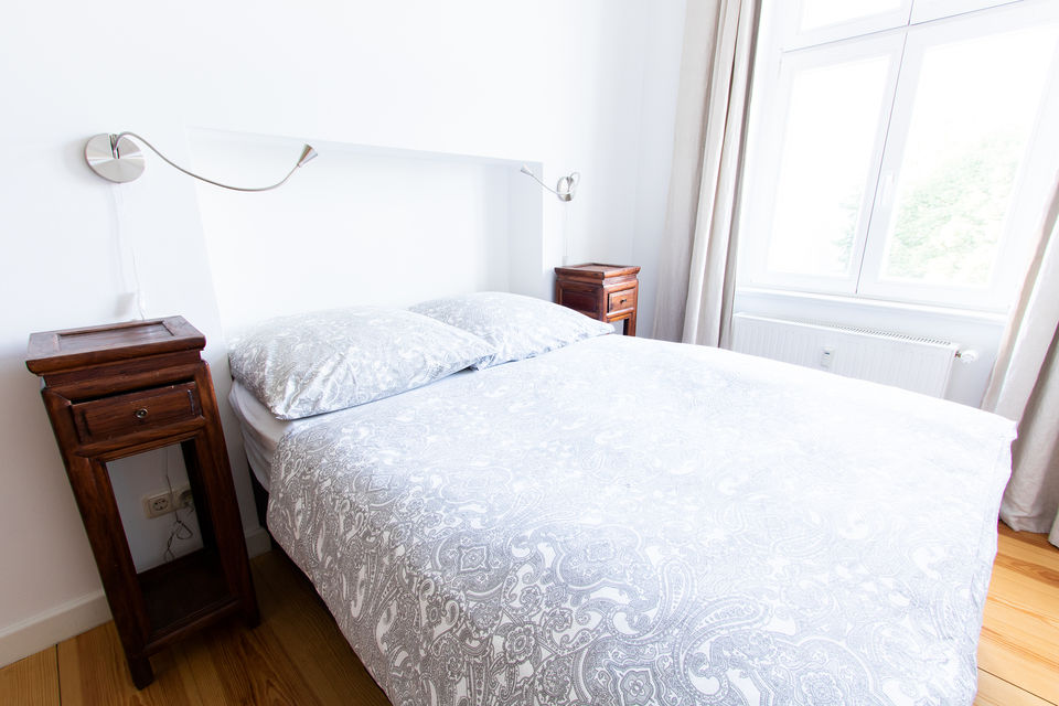 Möblierte Wohnung, Schlafzimmer mit Holzparkett in Berlin Friedrichshain