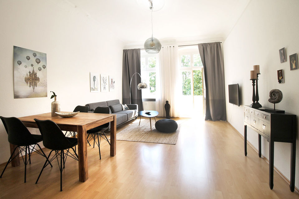 Furnished apartment, living room with wooden flooring in Berlin Friedrichshain