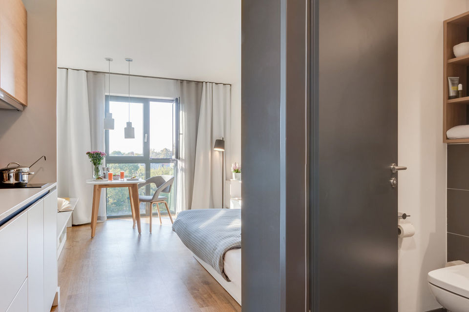 Serviced apartment, bedroom with city view in Berlin Karlshorst