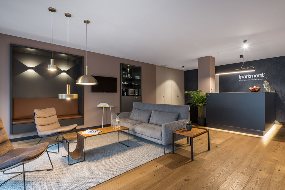 Serviced apartment, living room with designer pendant lights in Frankfurt Nordend-West