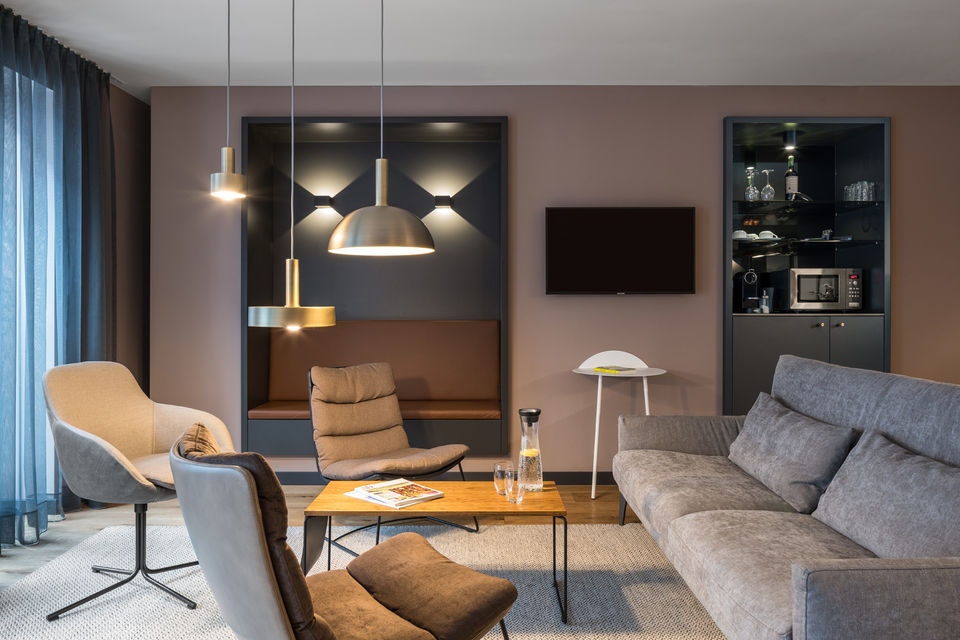 Serviced apartment, living room with designer pendant lights in Frankfurt Nordend-West