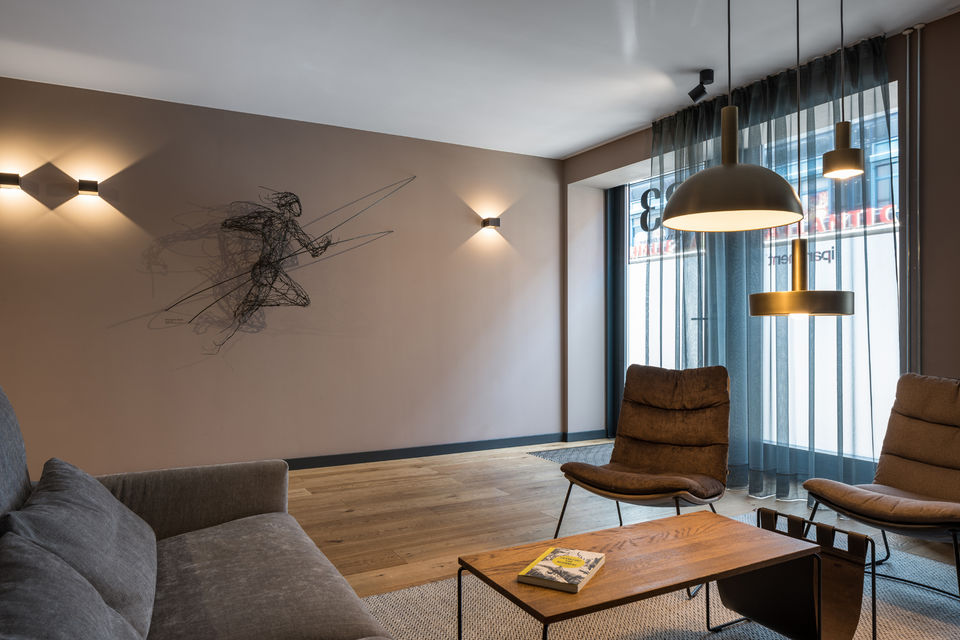 Serviced apartment, living room with designer pendant lights in Frankfurt Nordend-West