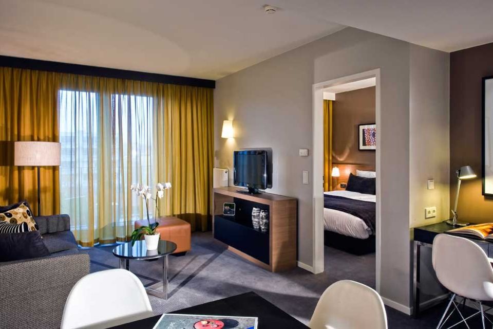 Serviced Apartment, Wohnzimmer mit goldenen Vorhängen in Berlin Mitte