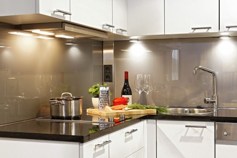 Serviced apartment, kitchen with stainless steel backsplash in Berlin Mitte