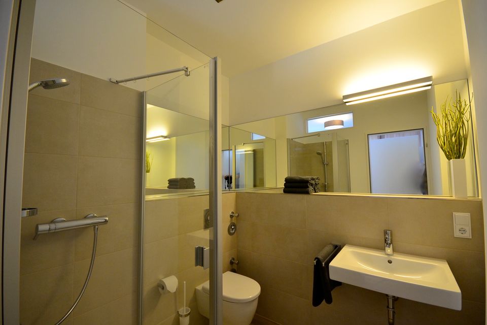 Serviced apartment, bathroom 1 with shower and double sink in Berlin Mitte