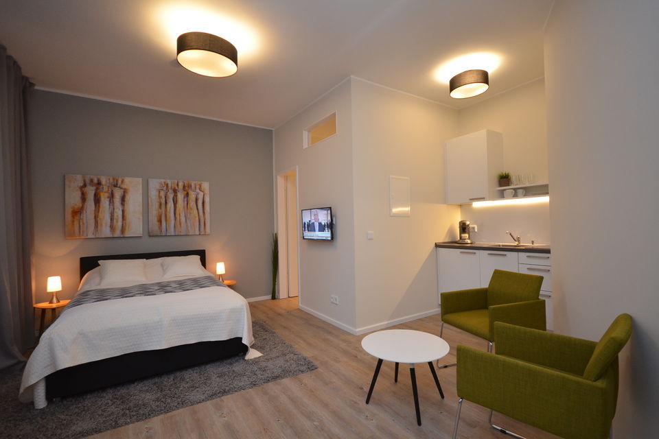Serviced Apartment, Schlafzimmer mit moderner Küchenzeile in Berlin Mitte