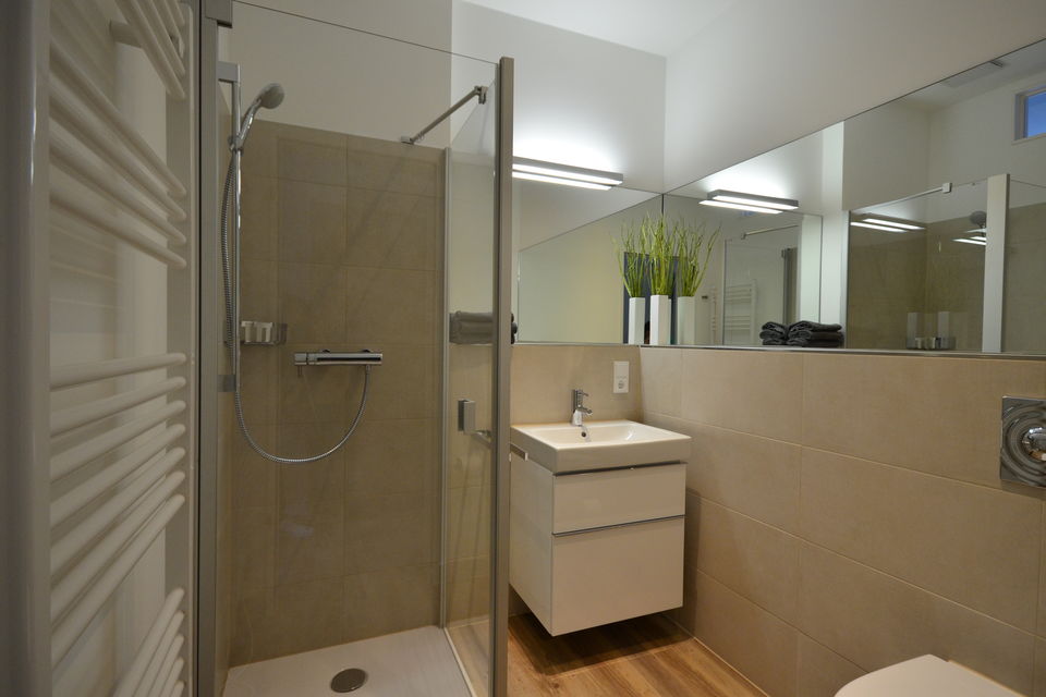 Serviced Apartment, Badezimmer 1 mit begehbarer Dusche in Berlin Mitte