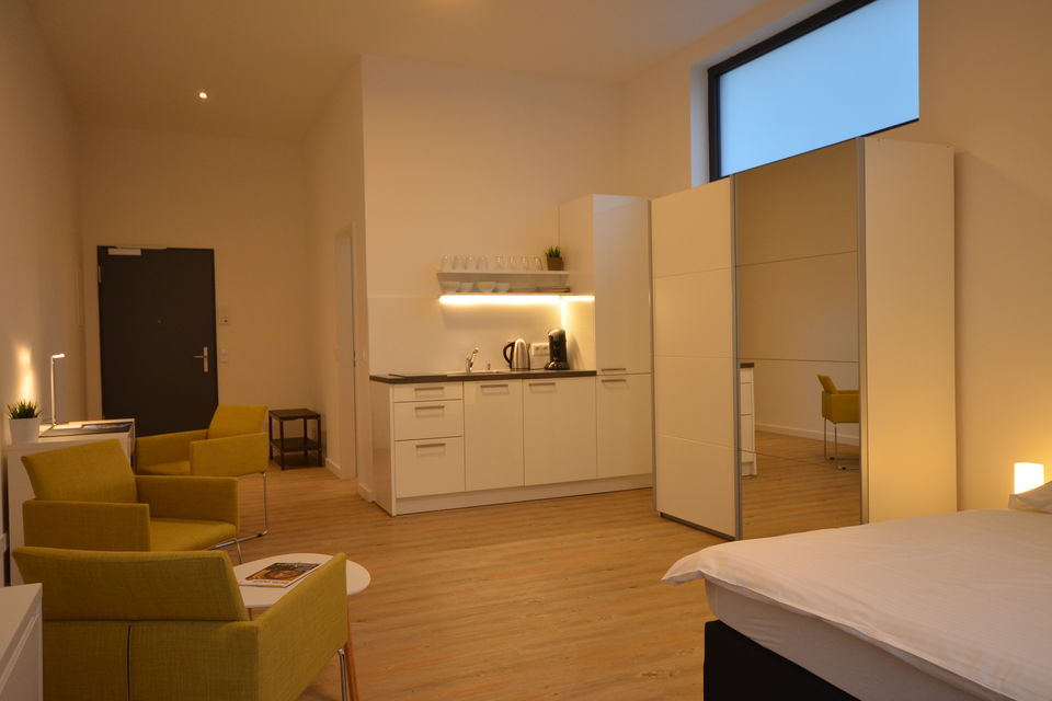 Serviced Apartment, Schlafzimmer mit offener Küchenzeile in Berlin Mitte
