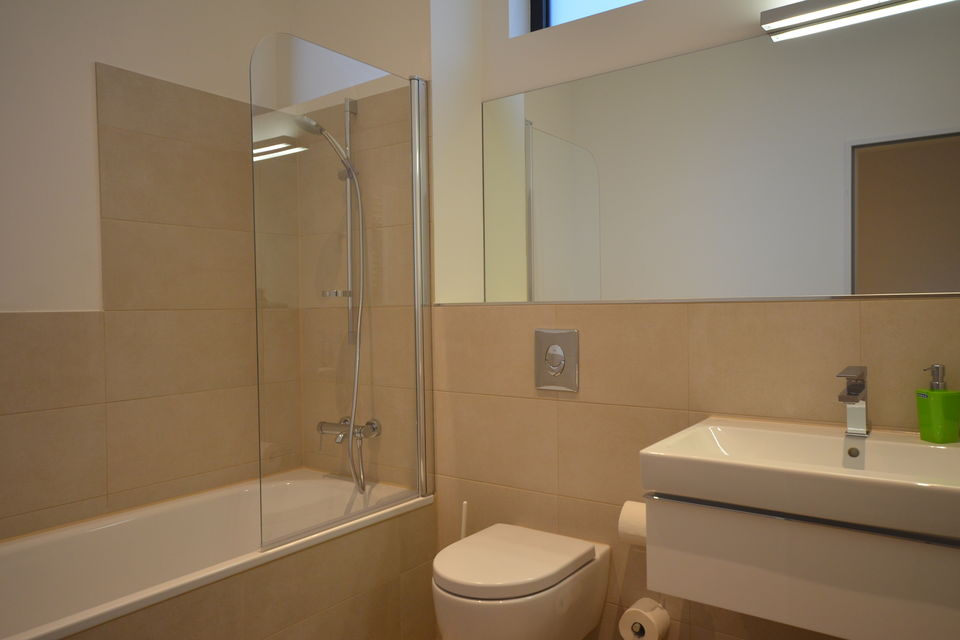 Serviced Apartment, Badezimmer 1 mit Dusche und Badewanne in Berlin Mitte