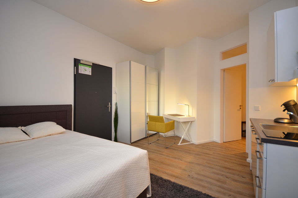 Serviced Apartment, Schlafzimmer mit Holzparkett in Berlin Mitte