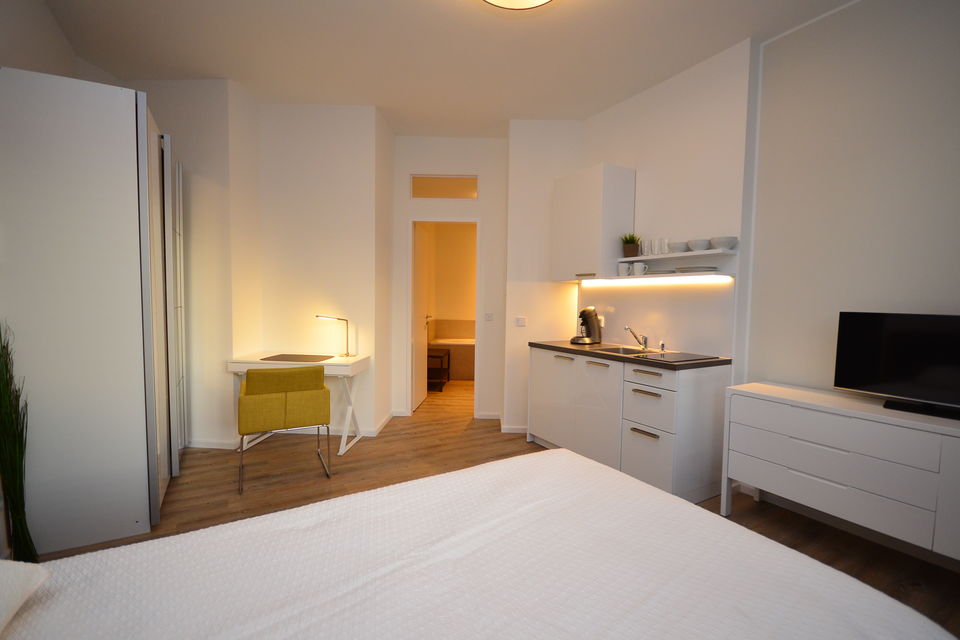 Serviced Apartment, Schlafzimmer mit offener Küchenzeile in Berlin Mitte