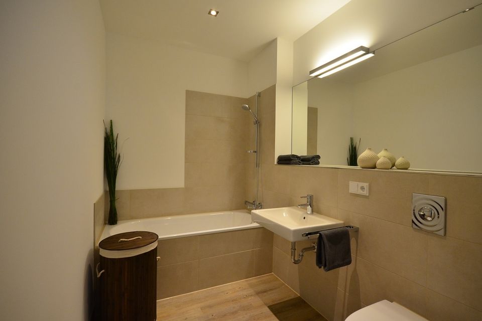 Serviced Apartment, Badezimmer 1 mit Badewanne in Berlin Mitte