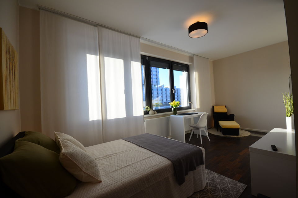 Serviced apartment, bedroom with city view in Berlin Mitte