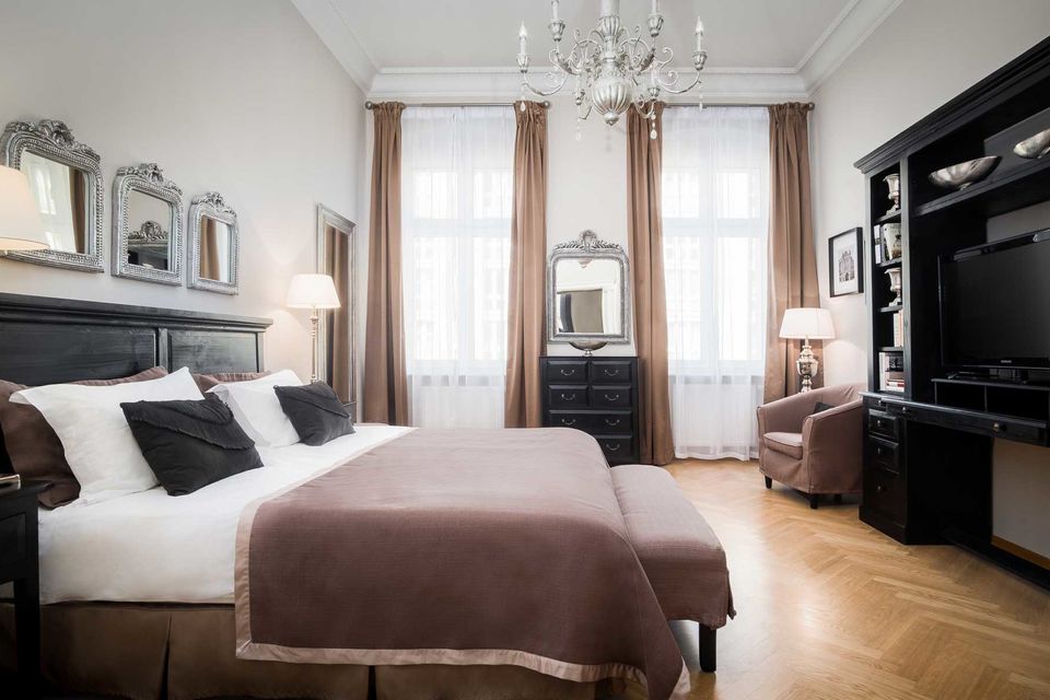 Furnished apartment, bedroom 1 with chandelier in Berlin Schöneberg