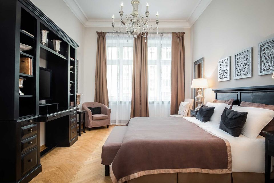 Furnished apartment, bedroom 1 with crystal chandelier in Berlin Schöneberg