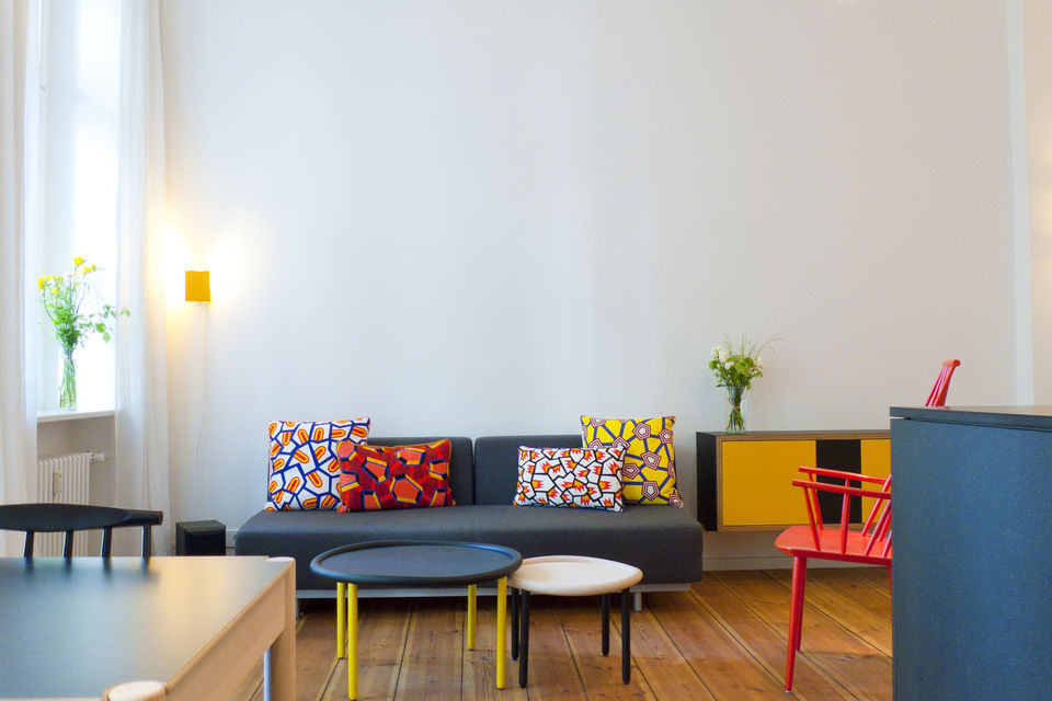 Möblierte Wohnung, Wohnzimmer mit farbenfrohen Designmöbeln in Berlin Kreuzberg